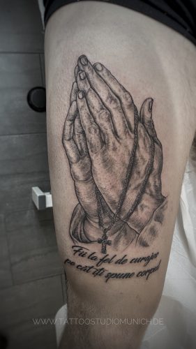 Dürerhände tattoo mit schrift