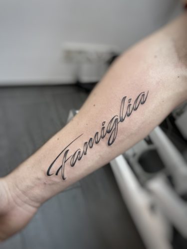 tatoo schrift famiglia Armtattoo