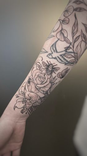 Blumen und Vögel fineline tattoo Unterarm