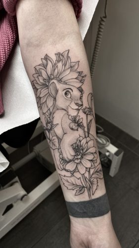 fineline lion king könig der löwen mit blumen tattoo