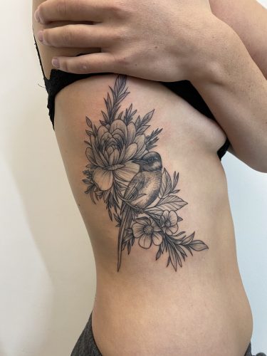 blumenranke und vogel fineline tattoo