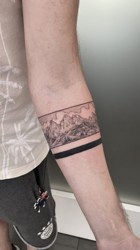 armband mit berge tattoo
