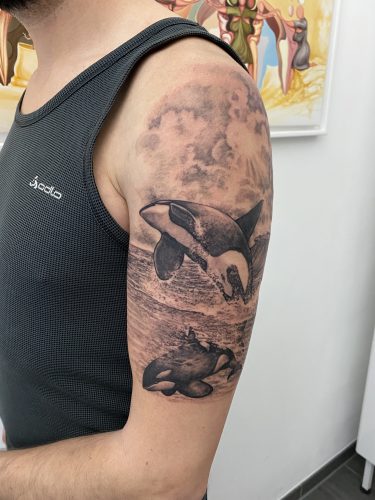 Wale tatoo oberarm