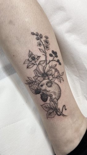 Tattoo Idee Maus Maustattoo auf Blumen Fußtattoo
