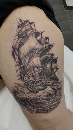 Boot auf See tatoo Schifftattoo Ideen