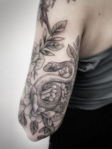 schlangentattoo mit blumen Munich