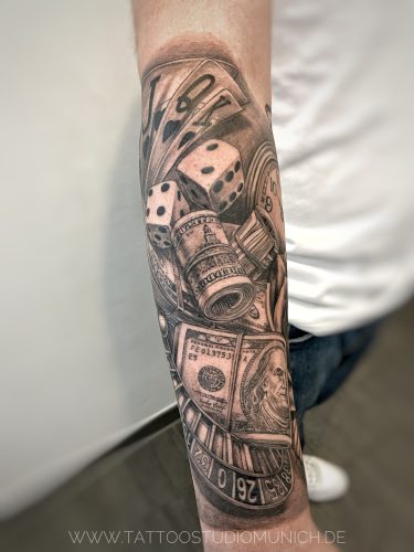 Casino unterarm tattoo mit Roulette und dollars
